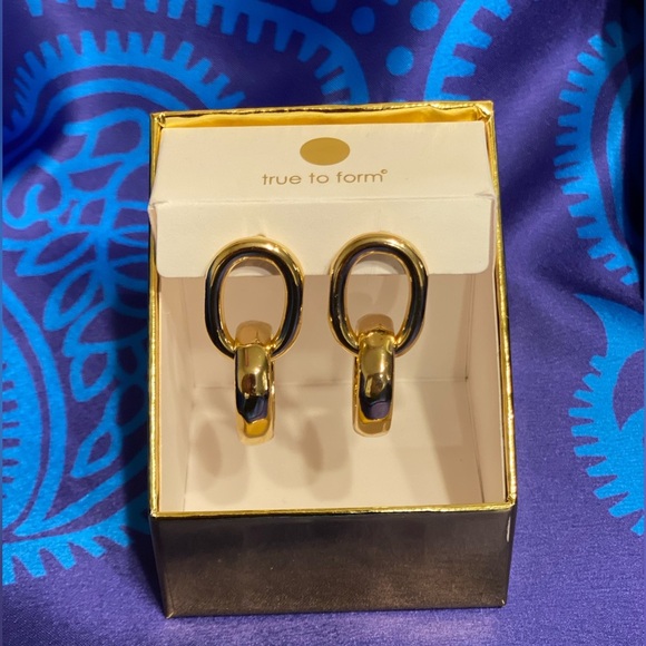 True to Form Gold Metal Hoop Earrings – Chic & Minimalist Design - Picture 3 of 4